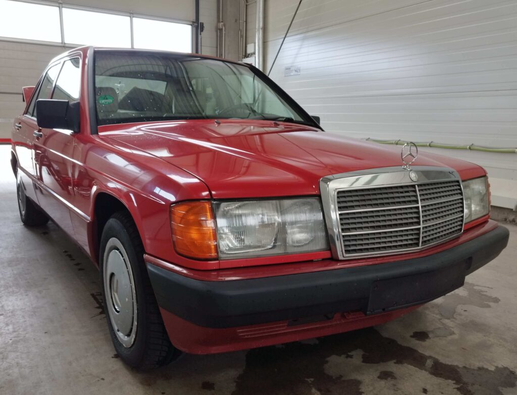 Mercedes na usuwaniu wgnieceń PDR
